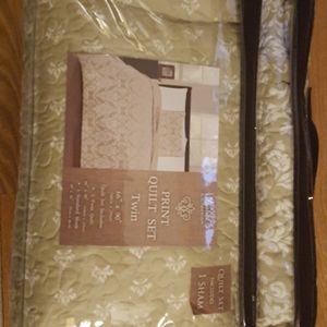 Twin Print Quilt Set